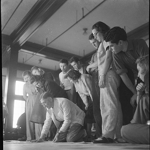 Josef Albers unterrichtet am Black Mountain College, um 1940.